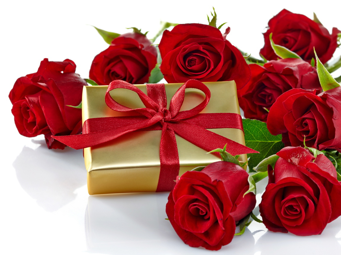 2018Holidays___International_Womens_Day_A_gift_and_a_bouquet_of_red_roses_on_a_white_background_for_the_holiday_of_March_8_130651_9.jpg